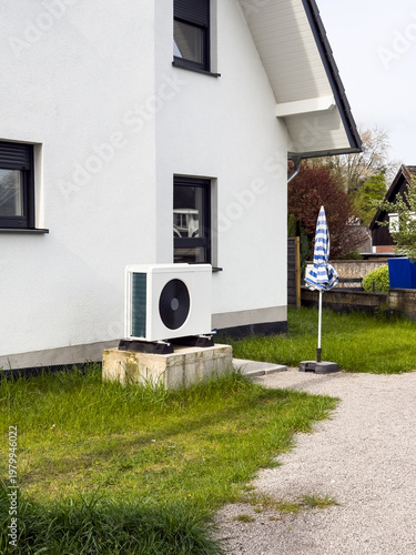 Eine Wärmepumpe vor einem Neubau in Essen, Deutschland