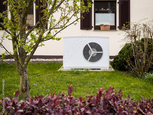 Eine Wärmepumpe im Vorgarten eines Einfamilienhaus in Essen, Deutschland