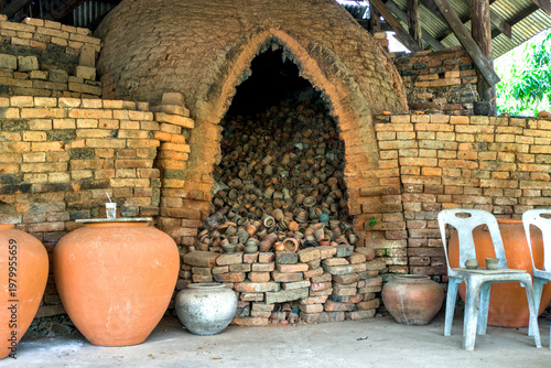 Foto Ancient brick kiln or oven alcove filled with clay pots and ceramic urns on a historic island for traditional pottery, Bangkok, Thailand