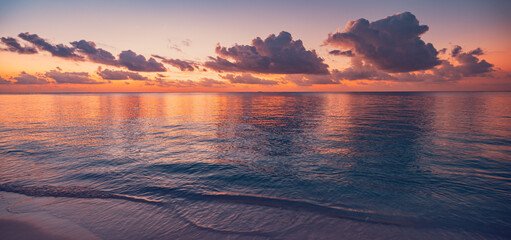 Plexiglas schilderij Reflectie Tropische oceaan zonsondergang paarse wolken  © icemanphotos
