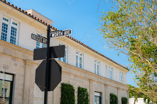 Quadro su tela Palm Beach Cityscape along Worth Avenue