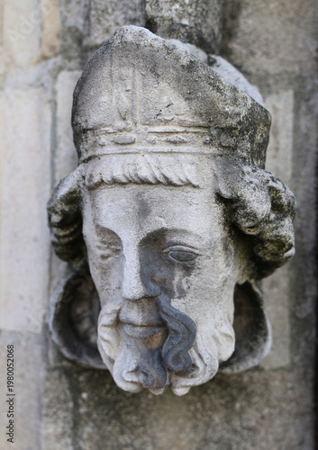Tableau sur toile weeping abbot Weathered Stone Carved Head on Historic Church Exterior