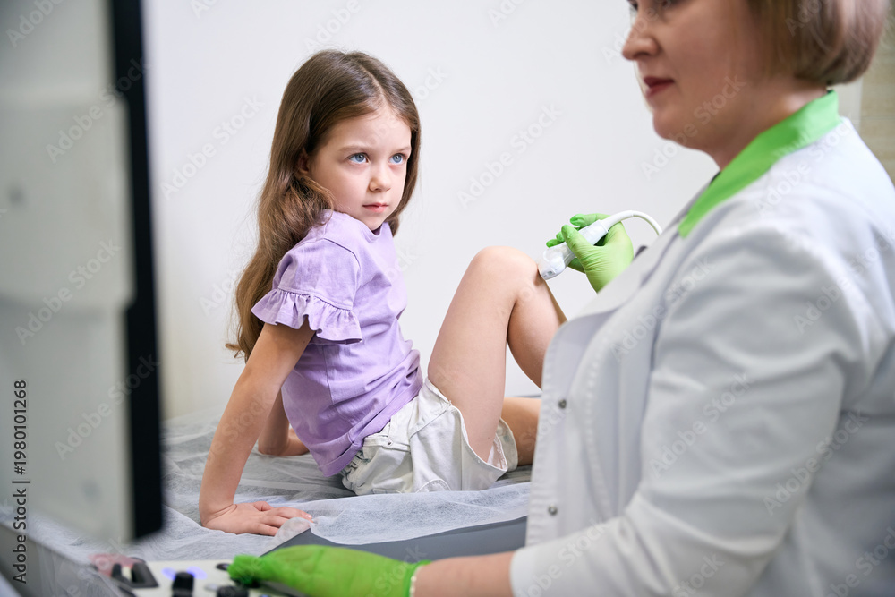 Obraz premium Female child undergoing ultrasound examination in medical room