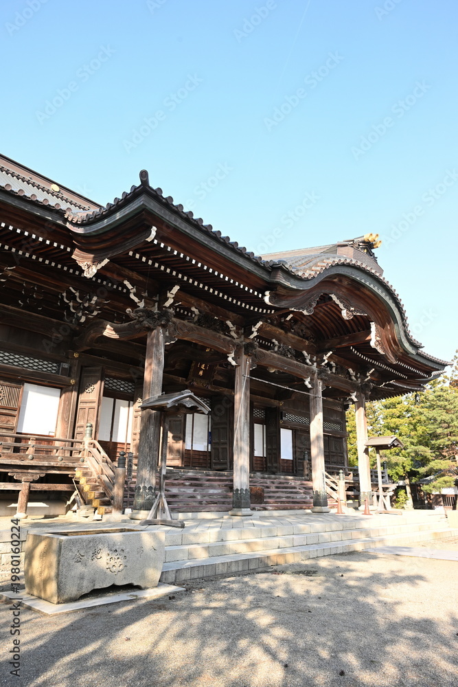 Obraz premium 木造建築の本成寺本堂と境内風景（新潟県三条市）