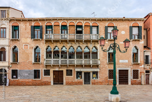 Foto Campo Santo Stefano square in Venice, Italy