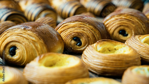Fotografia savory pastries on a bakery table
