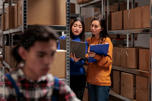 Εκτύπωση καμβά Warehouse supervisor teaching trainee managing inventory on laptop