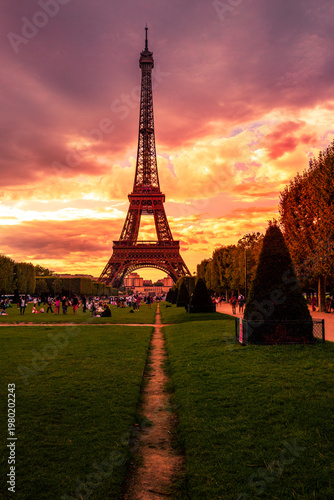 Quadro su tela Tour Eiffel au coucher de soleil avec ciel dramatique – perspective centrale et