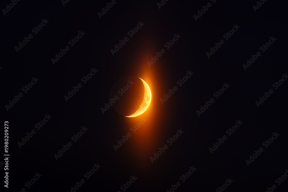 Obraz premium Glowing crescent moon in dark night sky