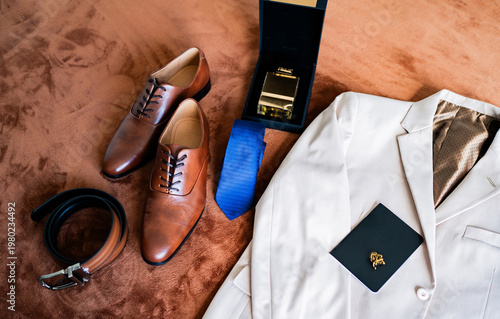 Fotografía Preparación elegante del novio con traje beige, zapatos de cuero y accesorios so