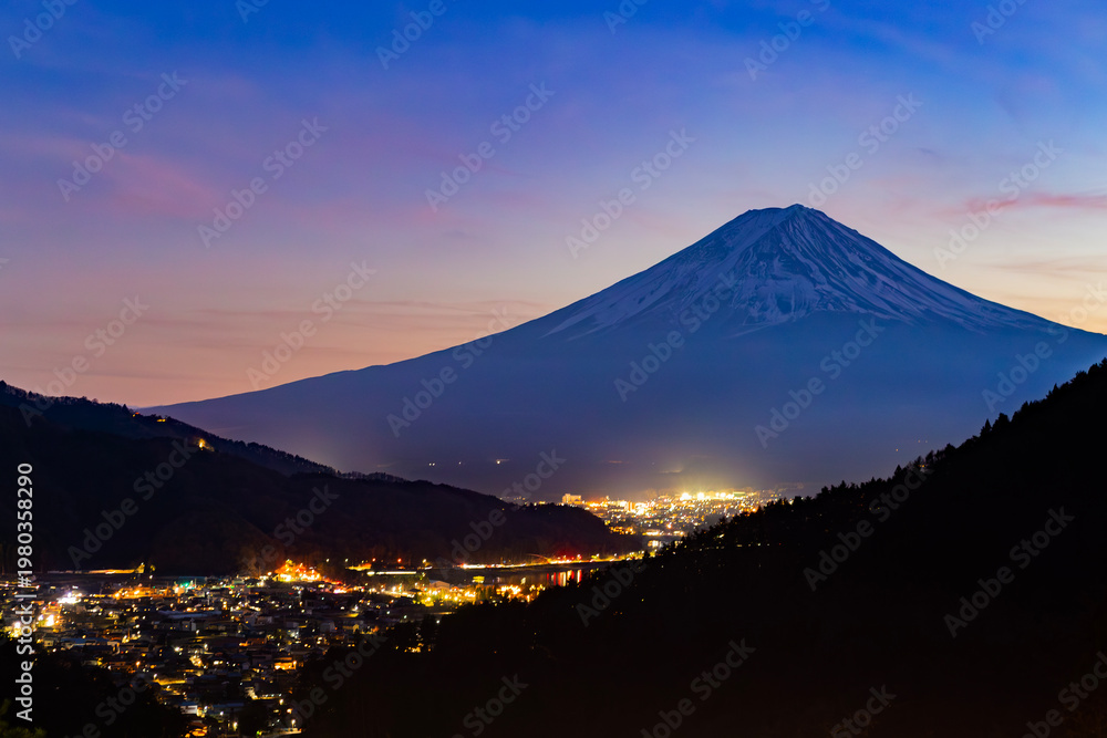 Fototapeta premium 富士見橋展望台から望む富士山の夜景