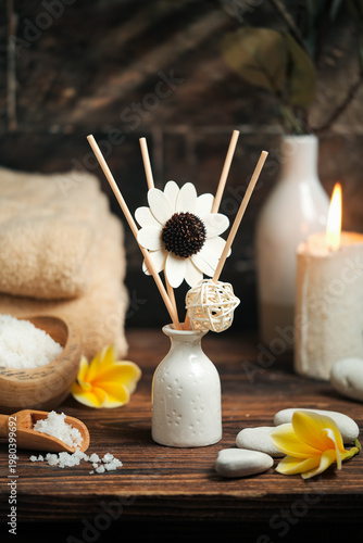 Fotografie spa still life with candles
Reed diffuser (bottle diffuser) is a practical room freshener without electricity, using rattan sticks to absorb essential oil
