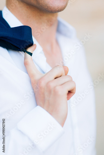 Foto Intimate moment capturing groom preparing for his wedding with confidence and ea
