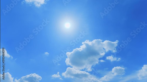 輝く太陽と湧き上がる白雲のタイムラプス 爽やかな青空の背景素材