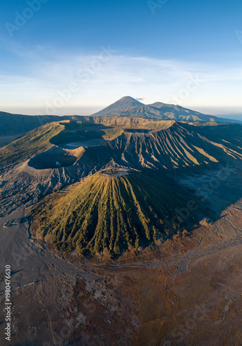 фотографія Majestic Volcanic Landscape: An awe-inspiring aerial perspective of a volcanic caldera under a clear blue sky, revealing the raw power and beauty of nature's geological artistry