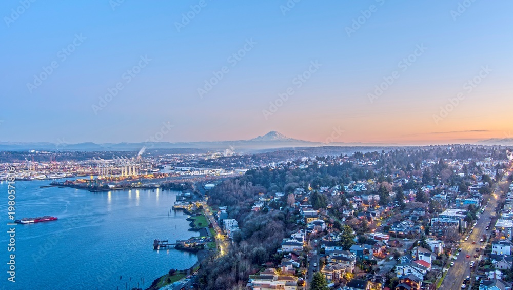 Obraz premium west seattle, washington and mount rainier