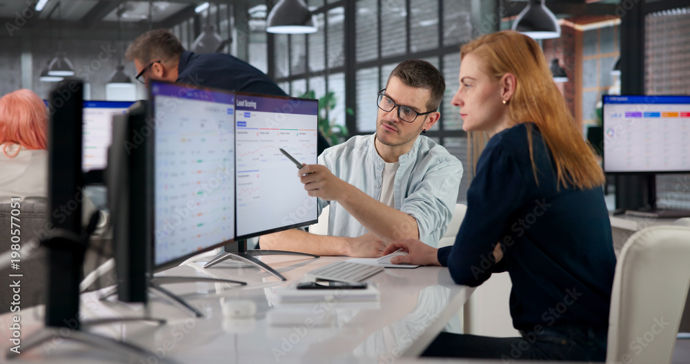 Obraz premium Sales Manager Analyzes Automated Sales Funnel And Scoring Dashboard