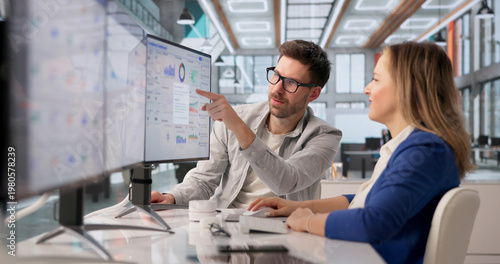Foto Compliance Specialist Analyzes Risk Analytics On Desktop For Regulatory Audit