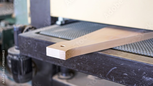 Foto Precision woodworking machinery sanding timber component in workshop