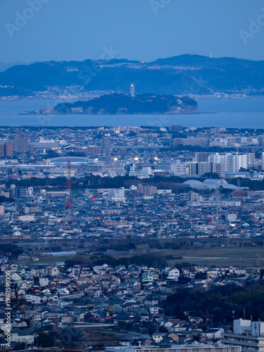 江の島と街並み