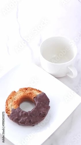 ドーナツとコーヒー - オールドファッションドーナツが置かれたテーブルで、コーヒーを注ぐ動画
