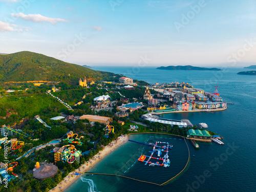 Fotografía Aerial view amusement park island and bay in Nha Trang, Vietnam