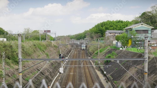 晴れた空の中、田舎道を走る電車