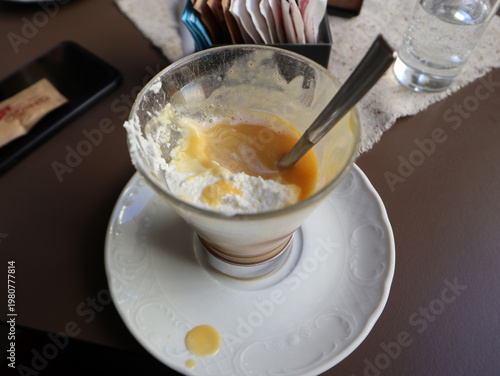 Zabaione o Sambajon, tipica bevanda calda di Torino, con tuorli d'uovo e Marsala