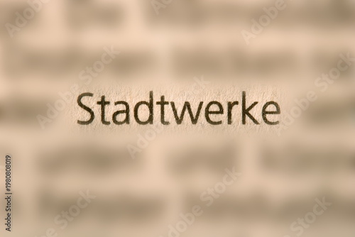 Foto Der Begriff  Stadtwerke  in der Zeitung gedruckt und durch Umgebungsunschärfe