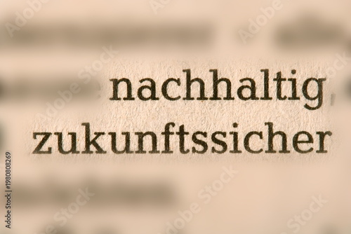 Fotografija Der Begriff  nachhaltig zukunftssicher  in der Zeitung gedruckt und durch Umge