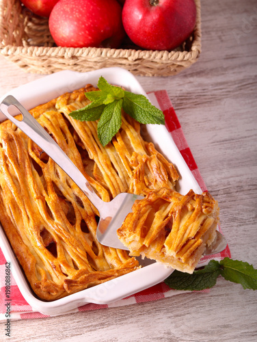 Fresh apple and cinnamon cake