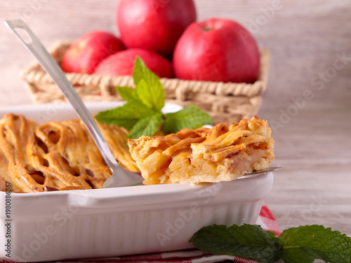 Fresh apple and cinnamon cake