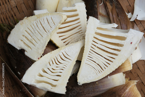 皮を剥がした採れたての筍