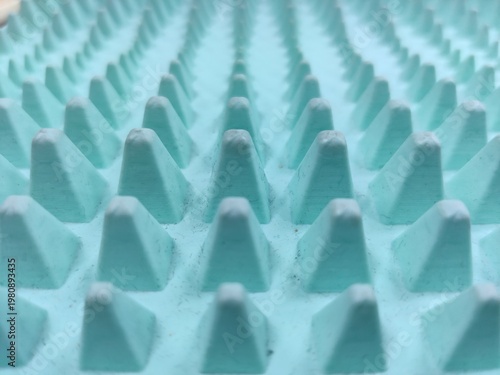 Foto macro texture of blue spiked surface in perspective, repeating elements, modern