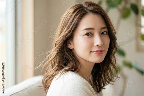 自然光で透明感のある若い日本人女性 エアリーなヘアスタイルの美容イメージ