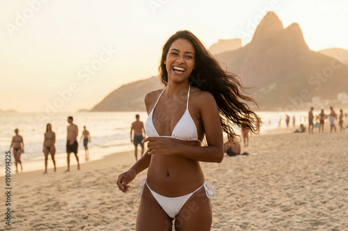 Eine schöne junge Brasilianerin tanzt ausgelassen in einem Bikini bei Sonnenuntergang am Strand von Ipanema, Rio de Janeiro, Brasilien, Generative AI