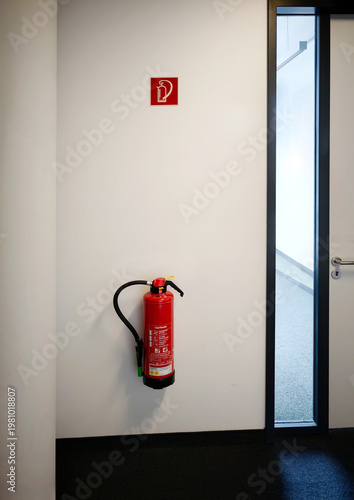 Feuerlöscher in Bürogebäude