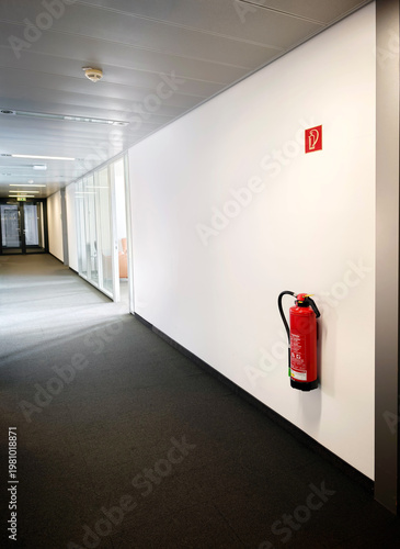 Feuerlöscher in Bürogebäude