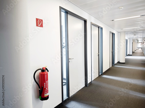 Bild auf Leinwand Feuerlöscher in Bürogebäude