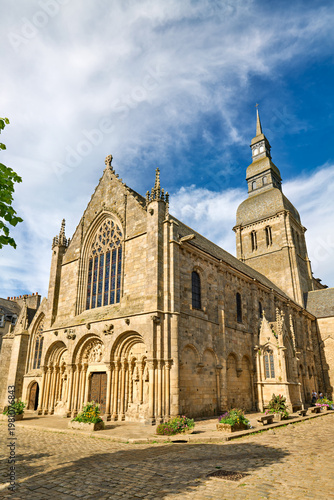 Foto Explore the basilica of st saviour in dinan brittany france