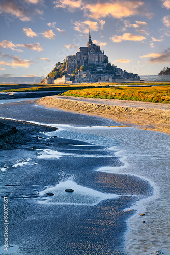 фотографія Mont Saint Michel stands tall in Normandy as dusk sets in