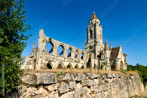 Foto Ruins of Saint Etienne le Vieux church in Caen Normandy France