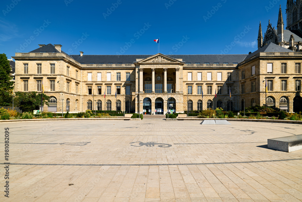 Obraz premium Rouen Town Hall in Normandy with clear blue sky