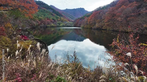 단풍으로 아름다운 가을 호수