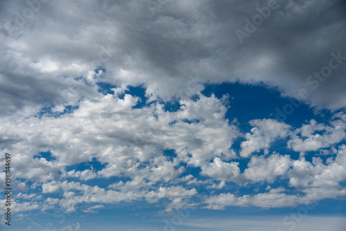 Von der Sonne beschienene Wattewolken