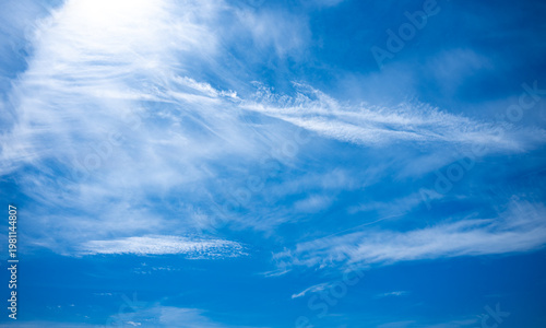 Schleierwolken am blauen Himmel