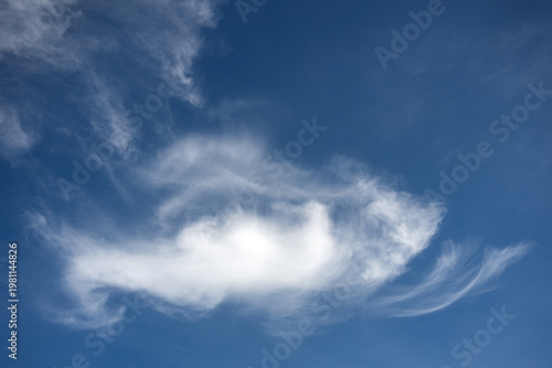 Schleierwolken am blauen Himmel