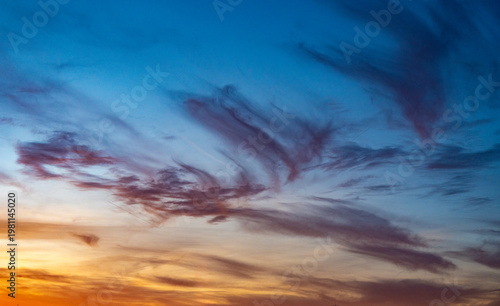 Schleierwolken am blauen Himmel