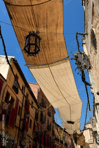 Toiles protégeant les rues de Tolède du soleil en été