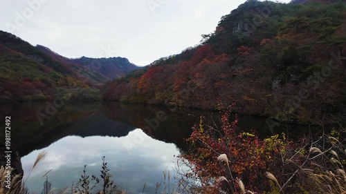 단풍으로 아름다운 가을 호수